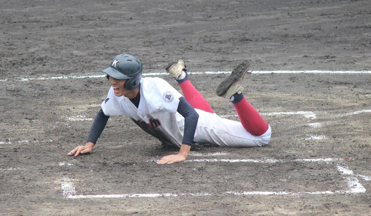 橿原対奈良大付　延長12回表、決勝のホームに飛び込む橿原・柴田（撮影・柏原誠）