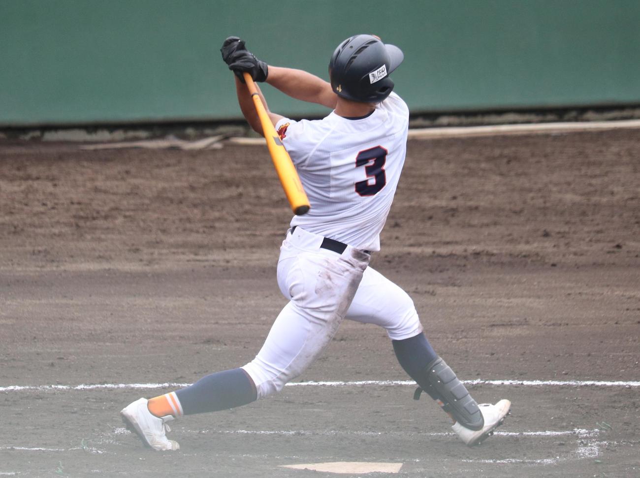 6回裏利根商2死二塁、左翼席へ特大の2ランを放つ内田（撮影・阿部泰斉）
