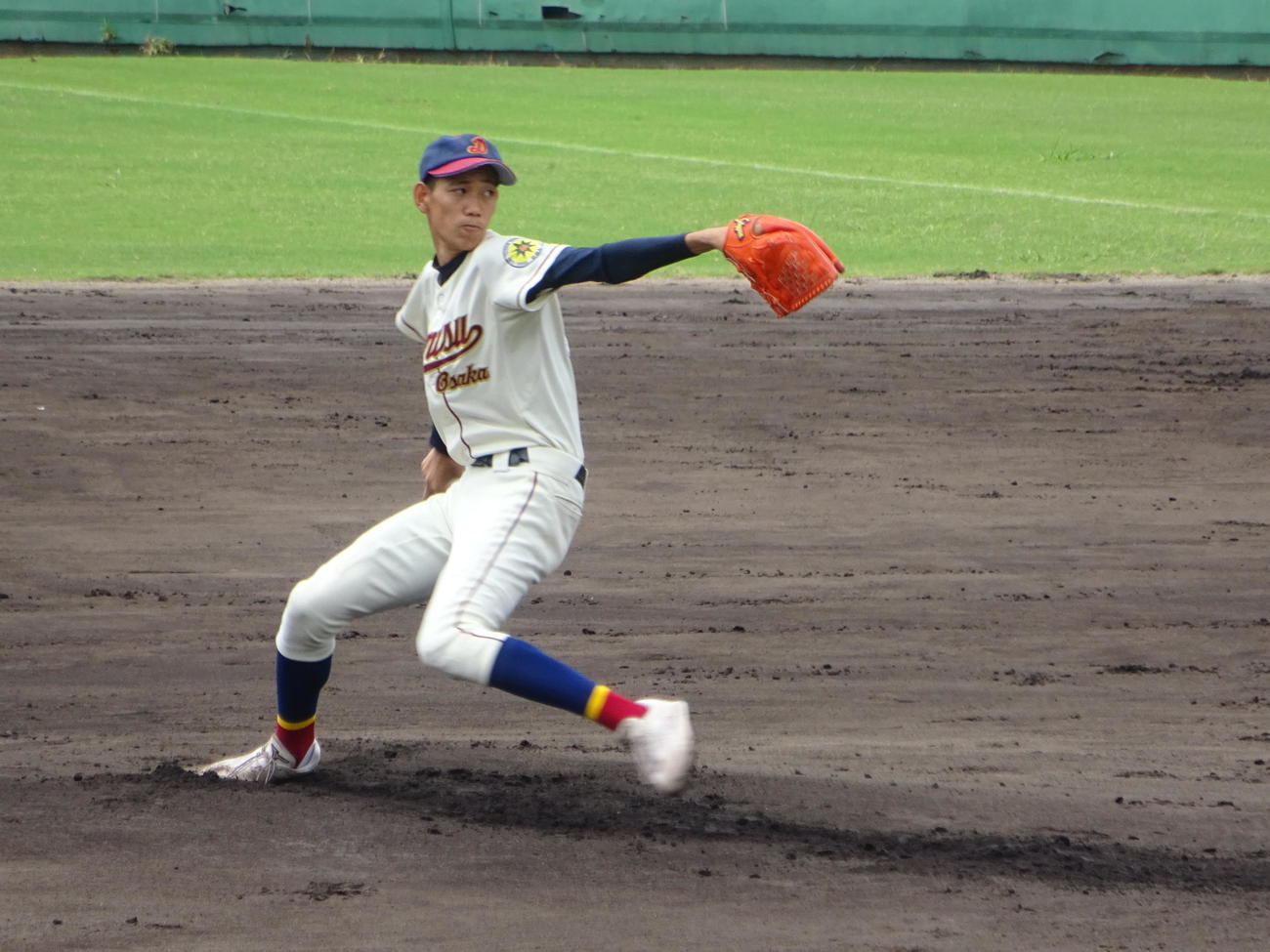 2安打5奪三振2失点で夏初戦を投げきった大阪電通大高のエース的場吏玖（撮影・加藤裕一）