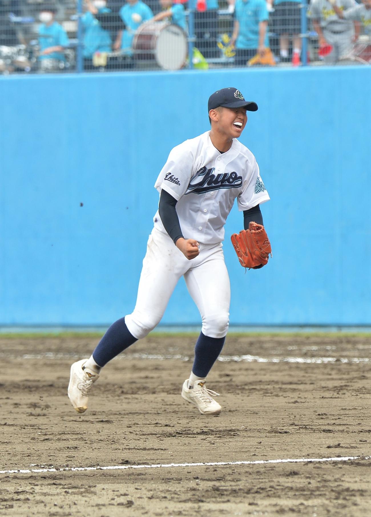秋田中央対湯沢翔北　最後の打者を打ち取り、笑顔を見せる秋田中央・土田（撮影・佐藤究）