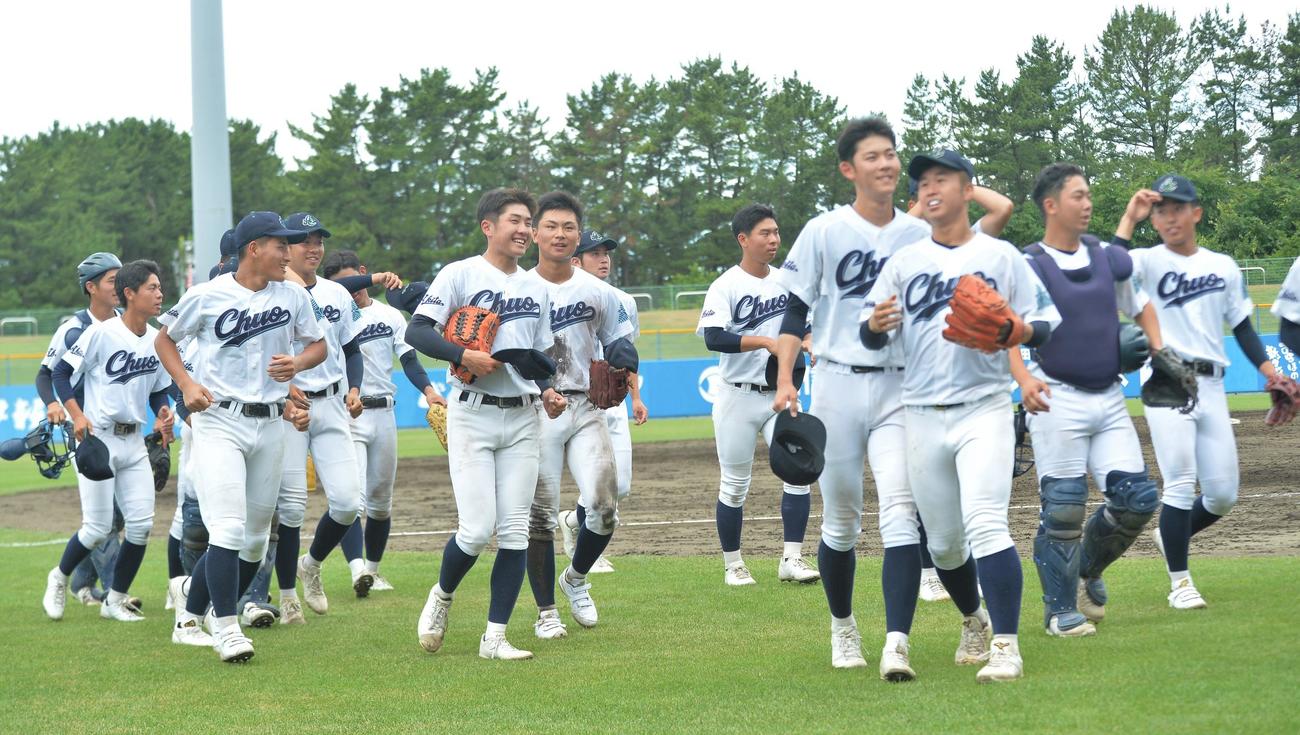 秋田中央対湯沢翔北　試合に勝利し、笑顔を見せる秋田中央ナイン（撮影・佐藤究）