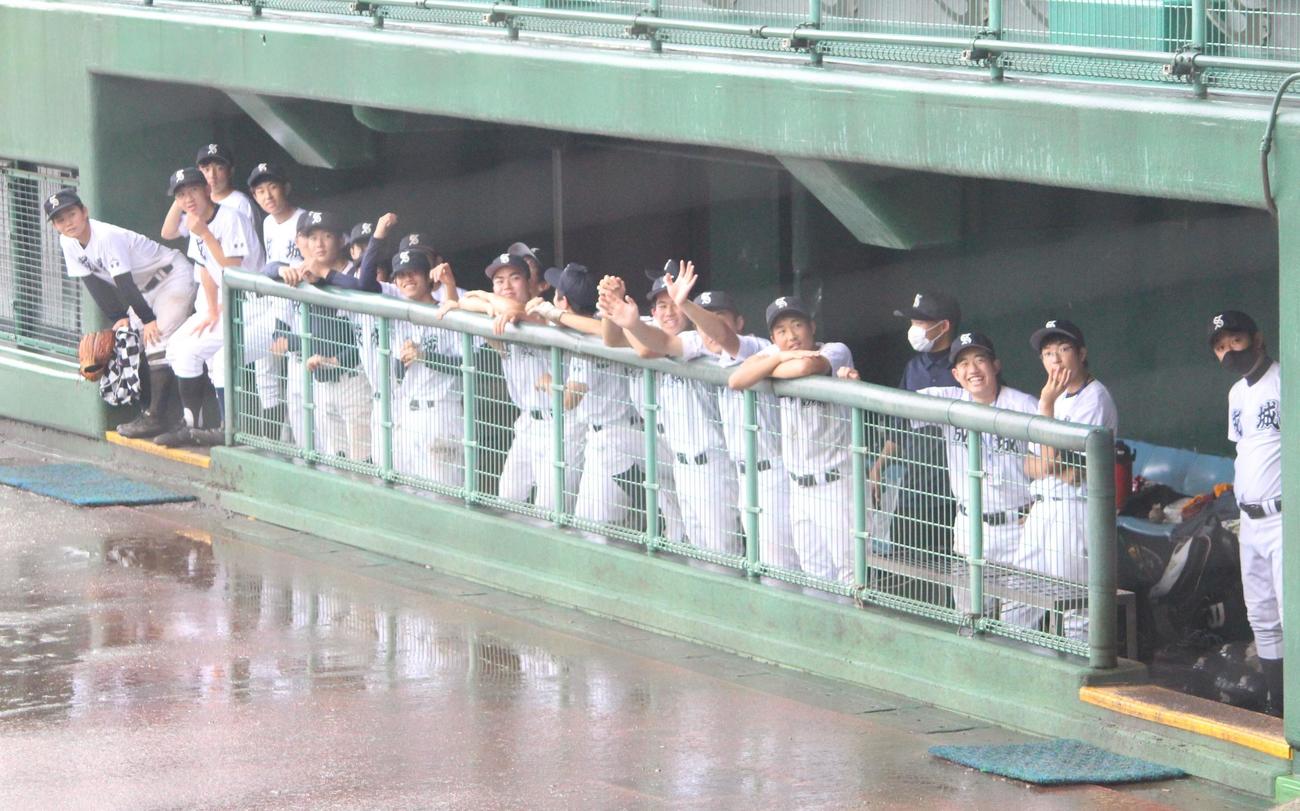 成城対紅葉川　継続試合が雨天中断し、再開を待つ成城のベンチ（撮影・保坂恭子）