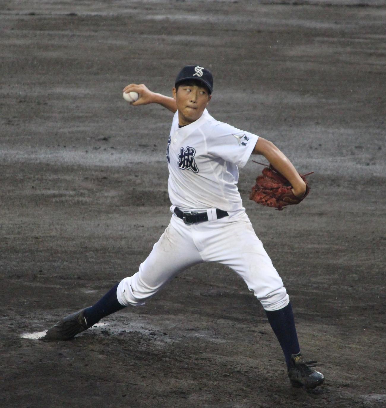 成城対紅葉川　継続試合で力投する成城・田中（撮影・保坂恭子）