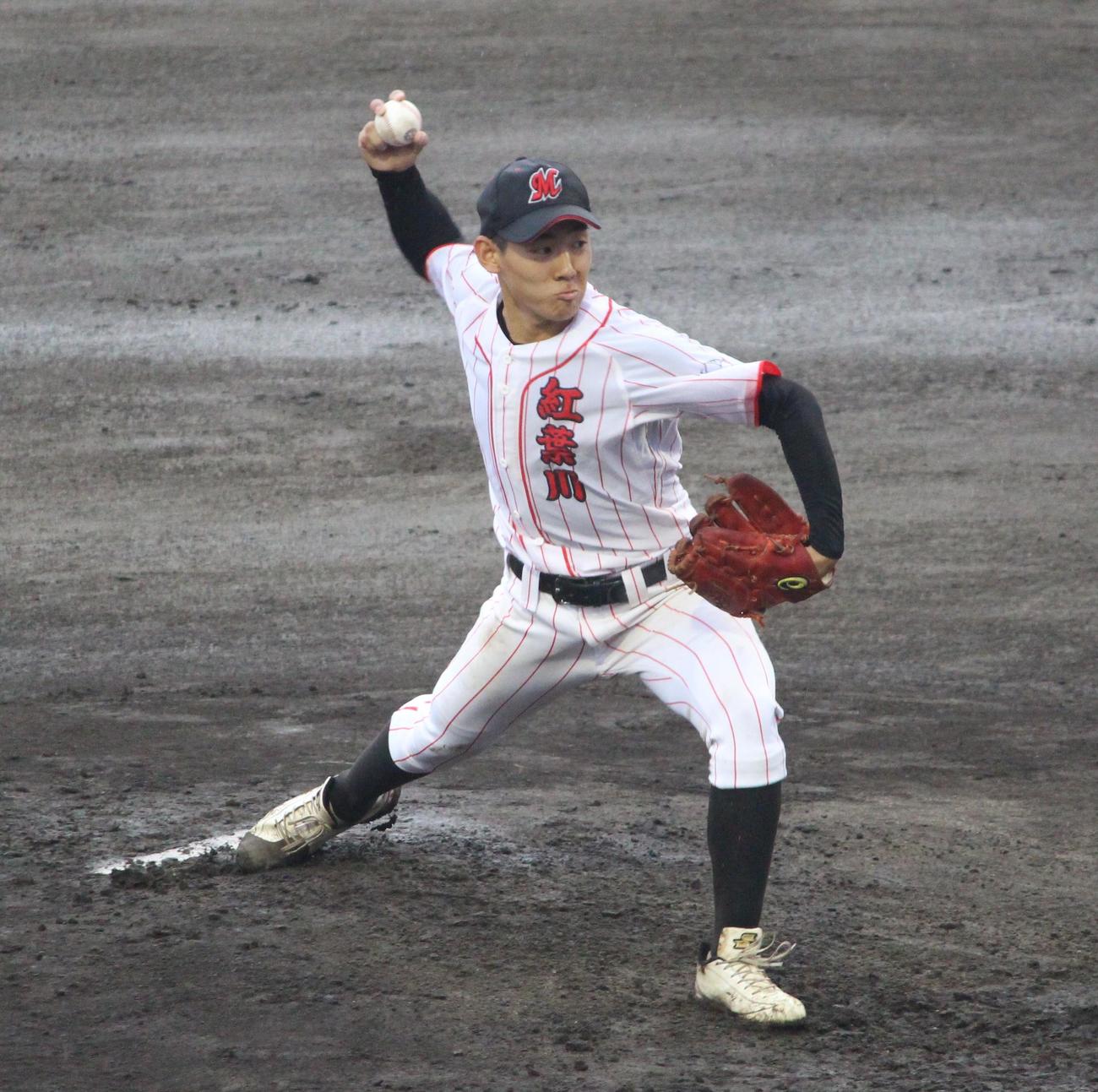 成城対紅葉川　継続試合で力投する紅葉川・佐藤（撮影・保坂恭子）