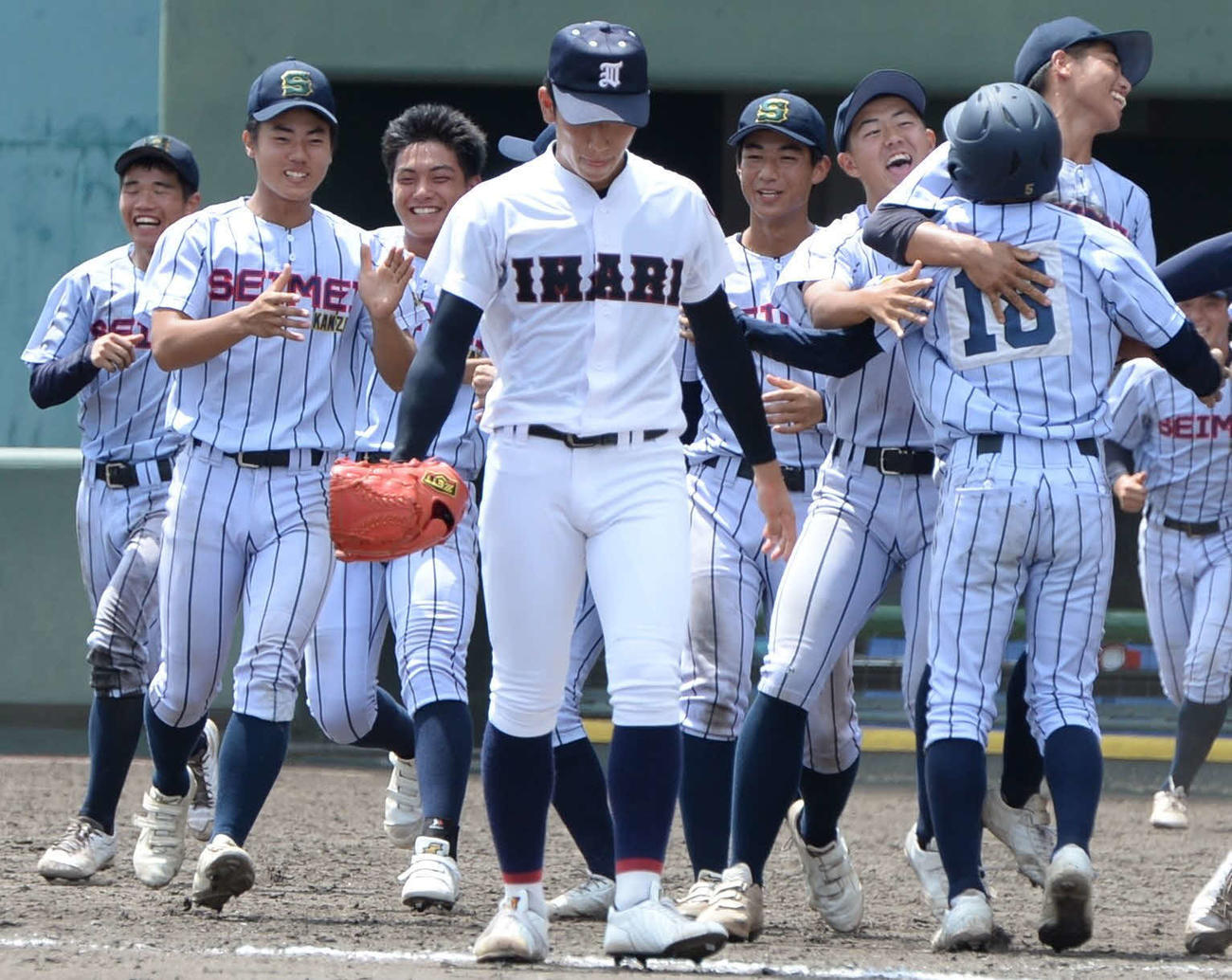 伊万里対神埼清明　サヨナラ負けし、肩を落とす伊万里・森下（中央）（撮影・只松憲）