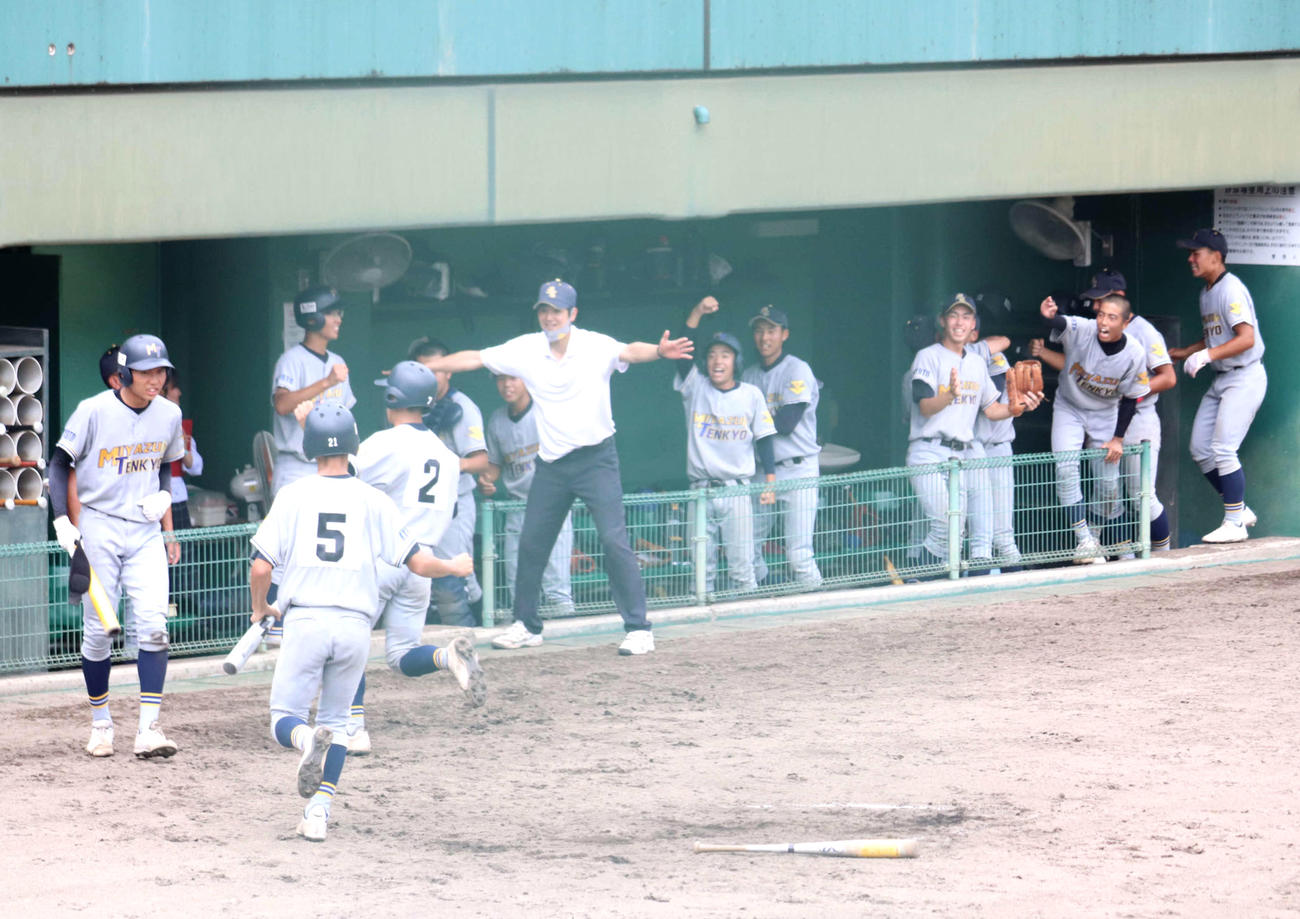 9回表、逆転し喜ぶ宮津天橋ナイン（撮影・波部俊之介）