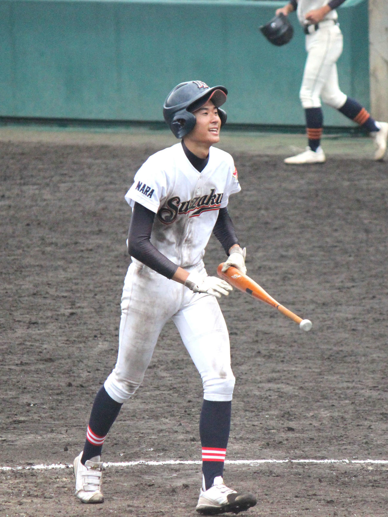 奈良朱雀・商工対奈良情報商・奈良商　仲間のバットを拾ってベンチに戻る奈良朱雀・商工の清水（撮影・柏原誠）