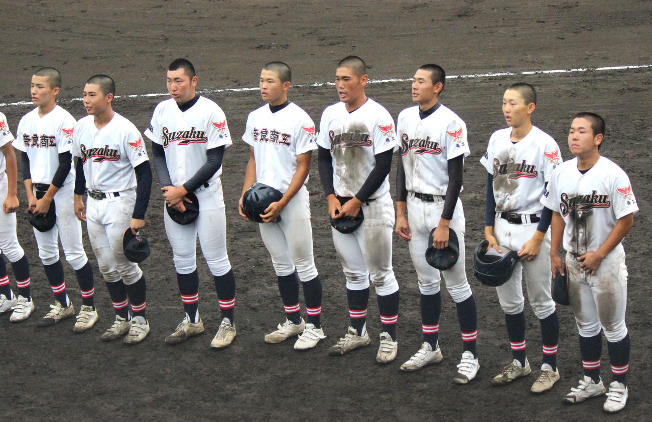 奈良朱雀・商工対奈良情報商・奈良商　2種類のユニホームが入り交じる奈良朱雀・商工は敗れてスタンドにあいさつ。右から3番目が清水＝2022年7月16日（撮影・柏原誠）