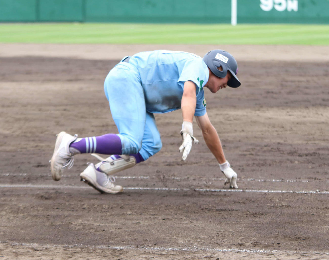 延長14回滝川西無死一、二塁で左前へ勝ち越し適時打を放った直後、足をつらせ転倒する岩崎（撮影・山崎純一）