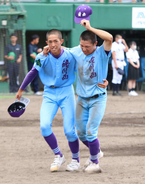 滝川西・岩崎主将が延長14回V打 打った直後全身つるも魂の走塁／北