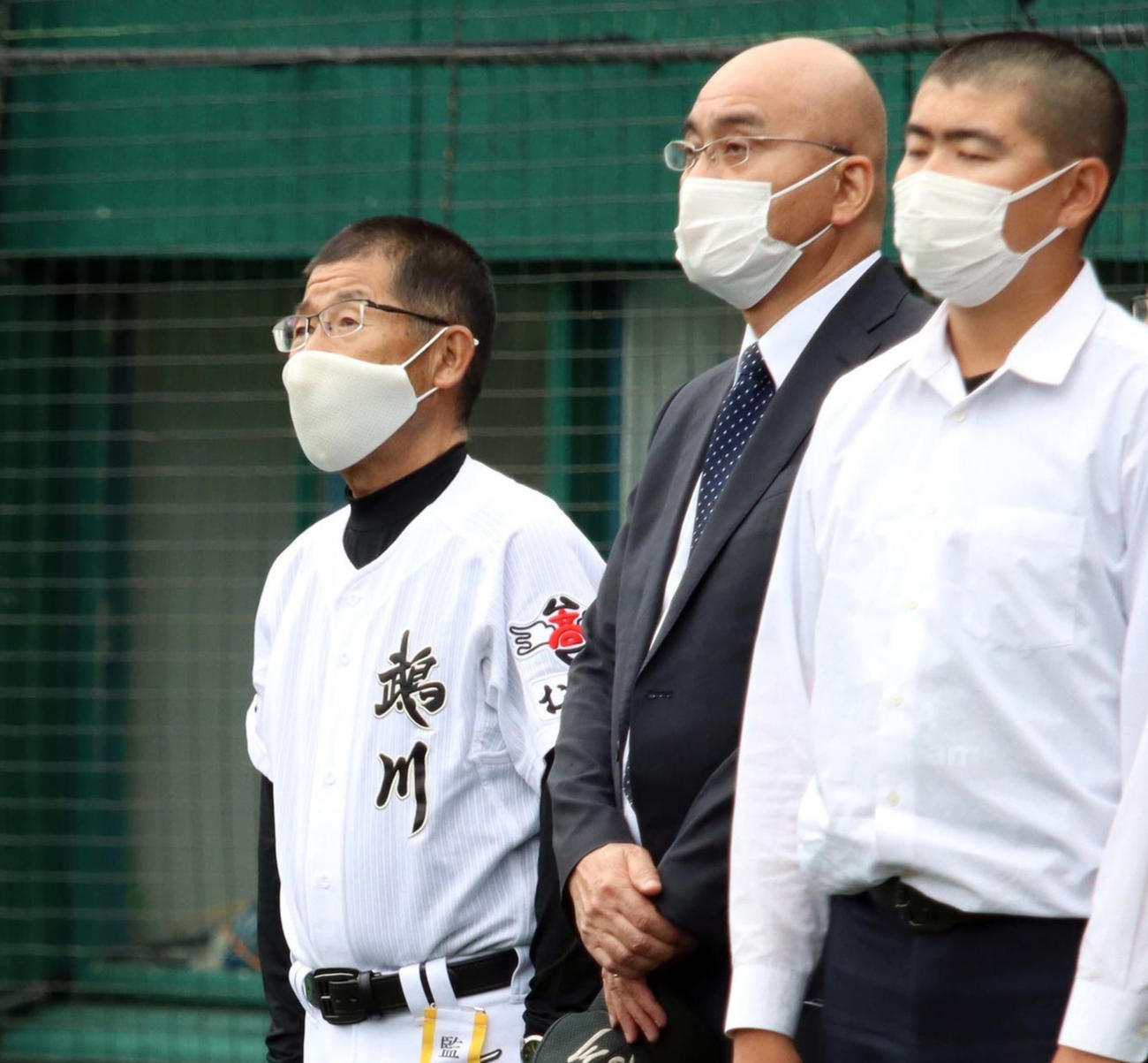 旭川南監督時代以来9年ぶりに道大会勝利を挙げた鵡川の小池監督（左）（撮影・永野高輔）