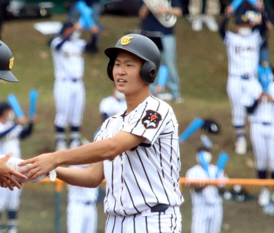 4回東海大札幌1死二塁、佐藤が右越えに同点の適時三塁打を放つ（撮影・永野高輔）