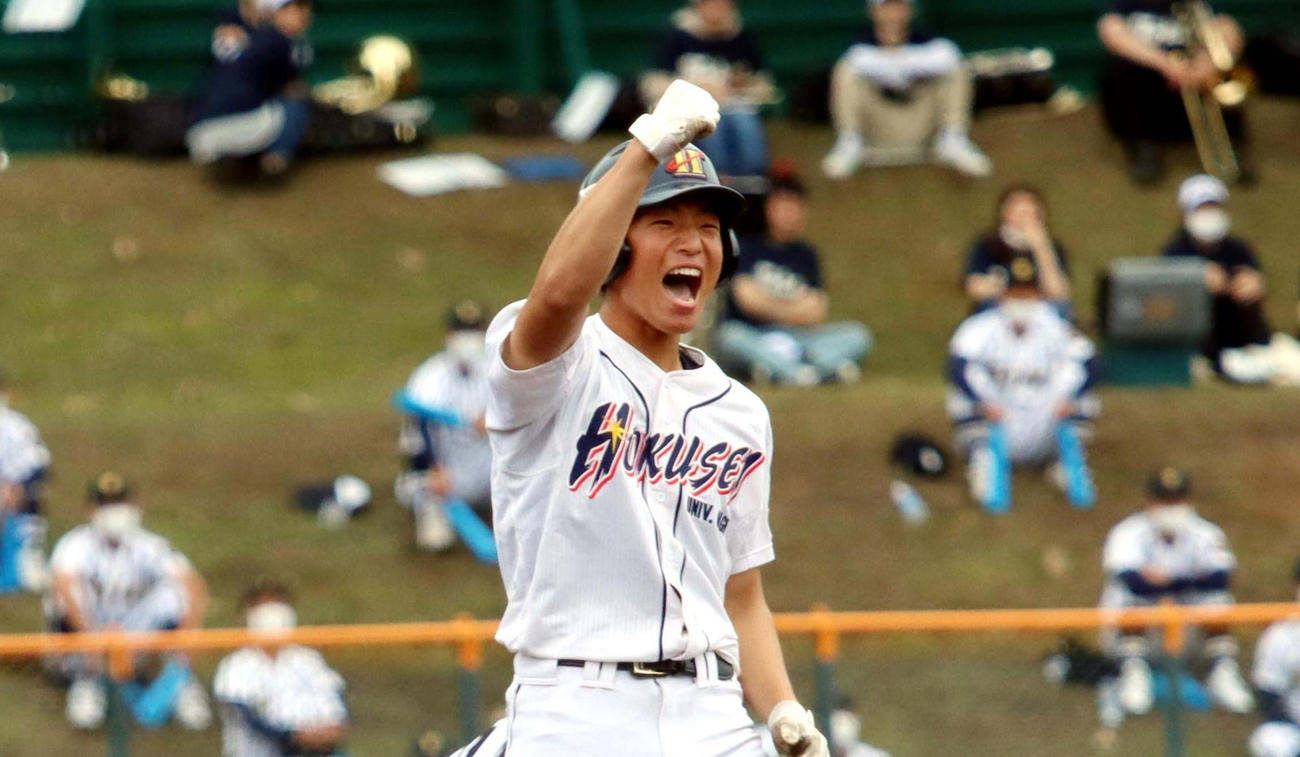4回北星学園大付1死二塁、堀口が先制の適時三塁打を放つ（撮影・永野高輔）