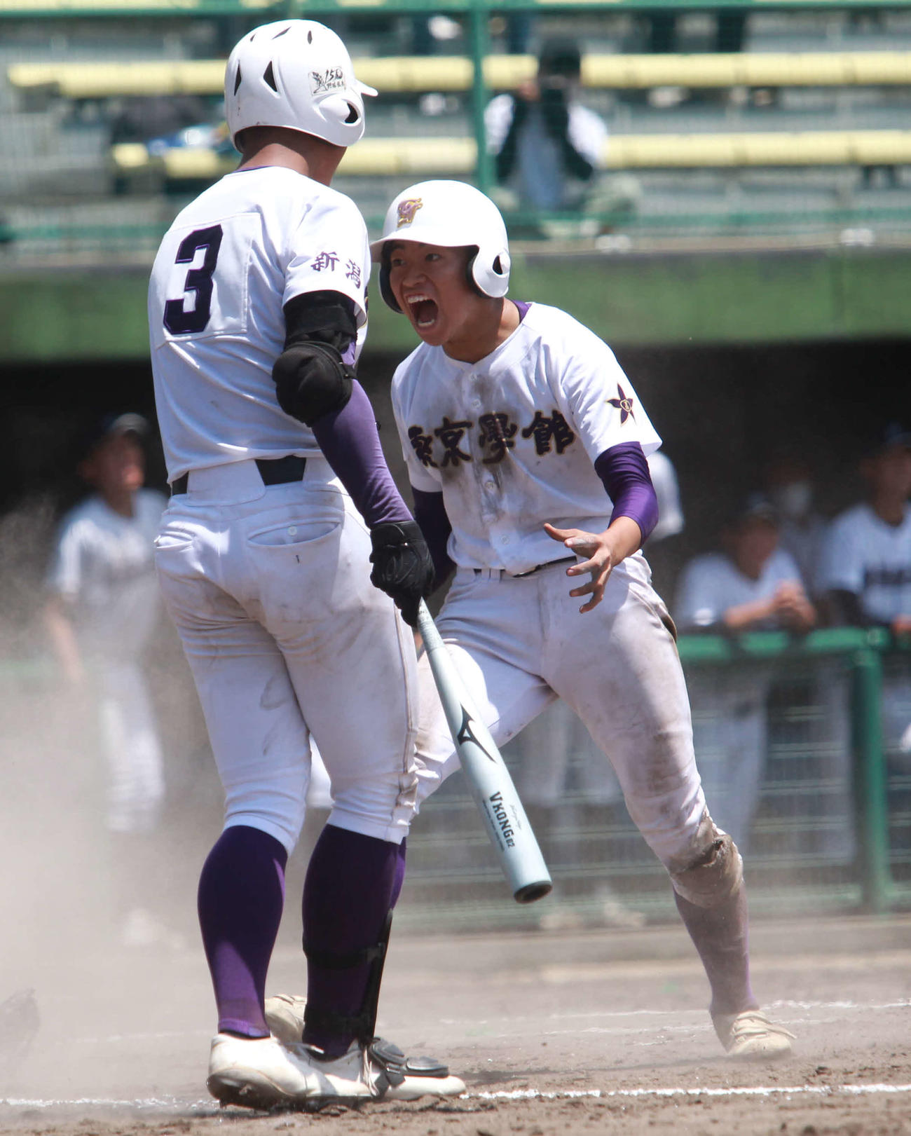 同点の8回、勝ち越しのホームを踏んだ東京学館新潟の代走佐藤は雄たけび