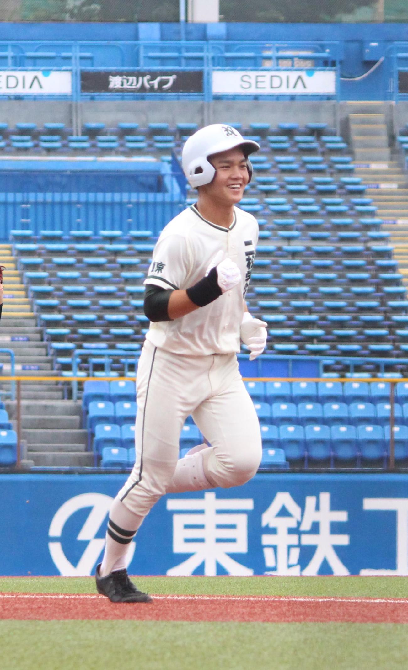 立教池袋対二松学舎大付　3回裏二松学舎大付2死、先制のソロ本塁打を放ち笑顔の親富祖凪人（撮影・保坂恭子）