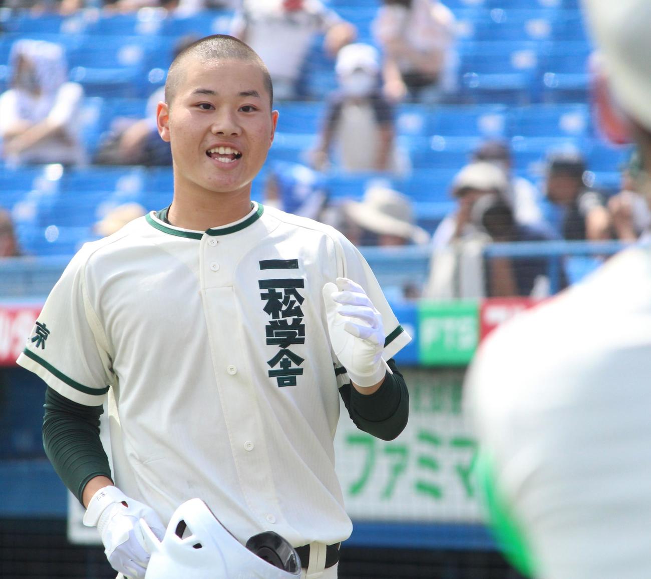 立教池袋対二松学舎大付　6回裏二松学舎大付1死二、三塁で右犠飛を放ち笑顔でベンチに戻った重川創思（撮影・保坂恭子）