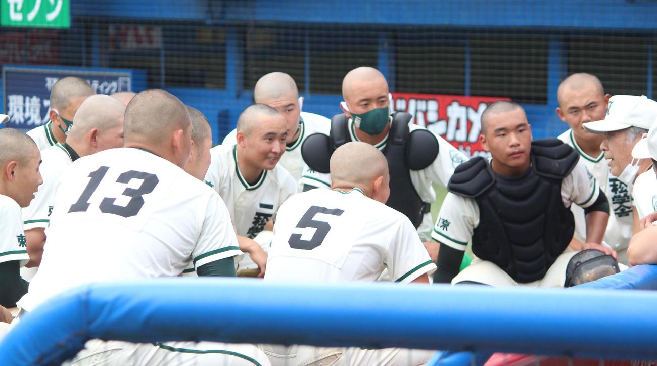 立教池袋対二松学舎大付　イニング間にベンチ前に座って選手と話す二松学舎大付・市原勝人監督（撮影・保坂恭子）