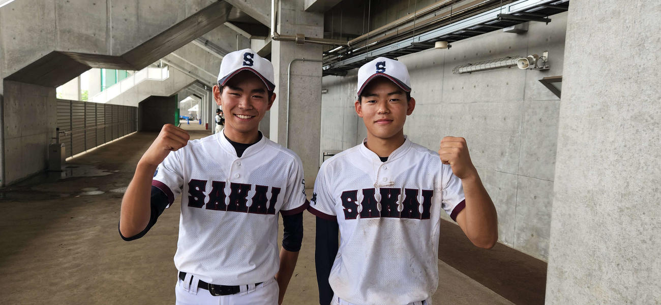 牛久栄進対境　5回参考ながらパーフェクトピッチングの（左から）境・高橋と、捕手の塚田（撮影・保坂淑子）