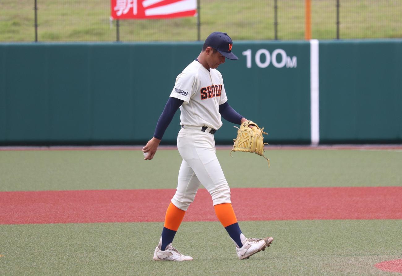 横浜商大高対日大高　4回裏1死三塁、適時二塁打を許した横浜商大高先発の浜田（撮影・阿部泰斉）