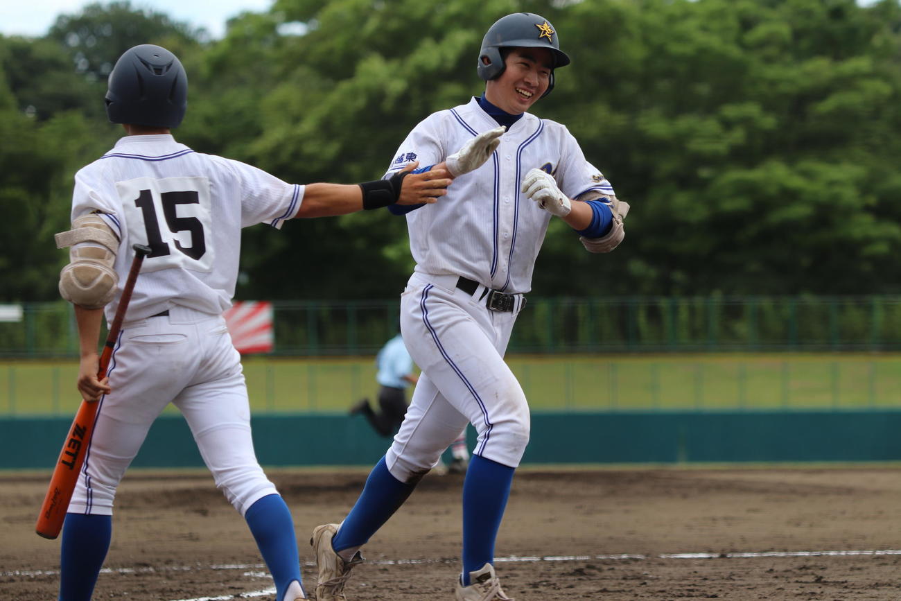 浦和対川越東　5回に2ラン本塁打を放ち、笑顔で生還する川越東・石川（撮影・星夏穂）