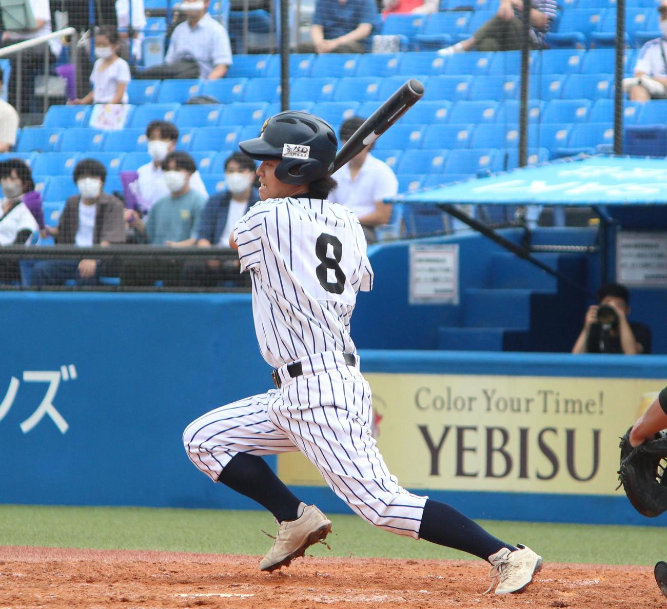 立教池袋対二松学舎大付　6回表立教池袋2死満塁、一時同点に追いつく適時打を放った勝呂（撮影・保坂恭子）