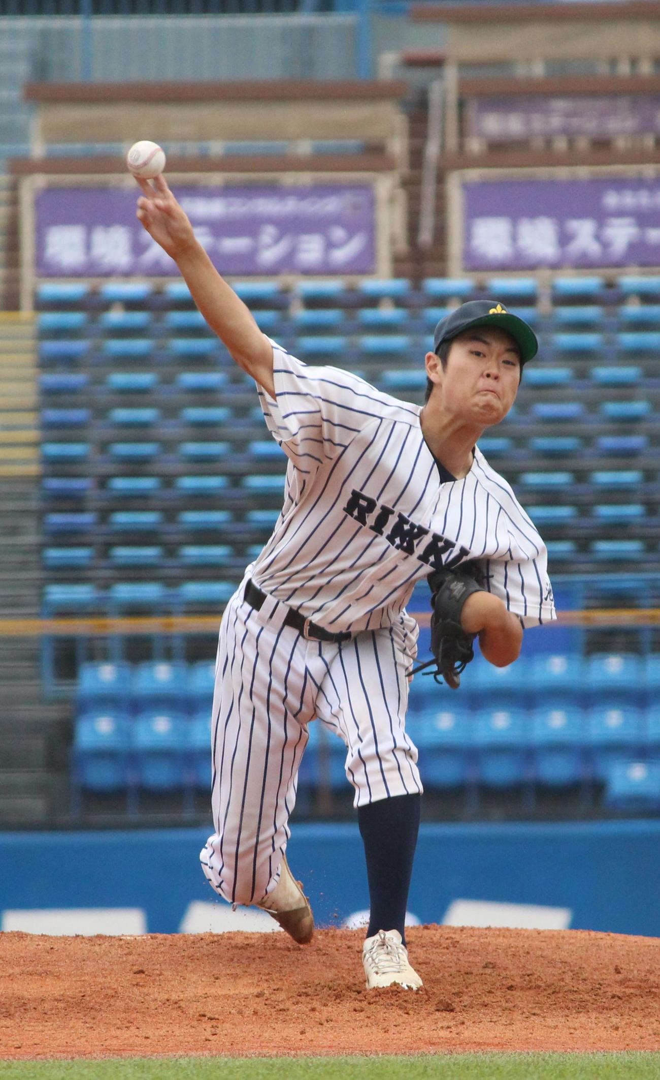 立教池袋対二松学舎大付　先発し力投する立教池袋・三浦（撮影・保坂恭子）
