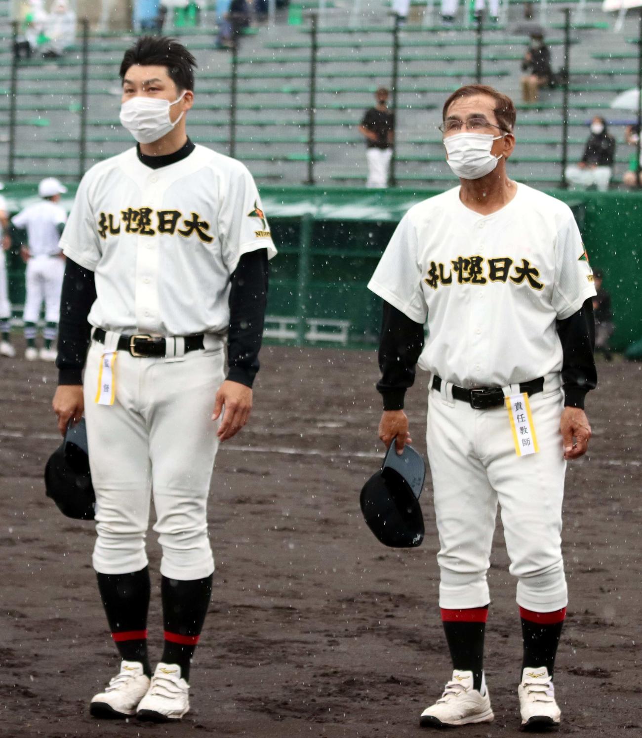 札幌日大対小樽双葉　初戦突破しスタンドにあいさつする札幌日大の（左から）森本監督、折霜部長（撮影・永野高輔）