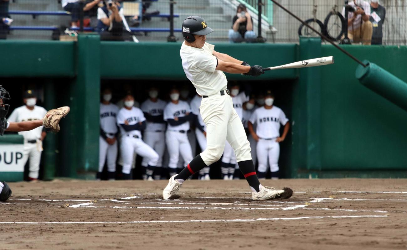 札幌日大対小樽双葉　6回札幌日大1死一、三塁、折霜が勝ち越しの遊撃強襲適時打を放つ。左奥で見守るのは父忠紀部長（撮影・永野高輔）