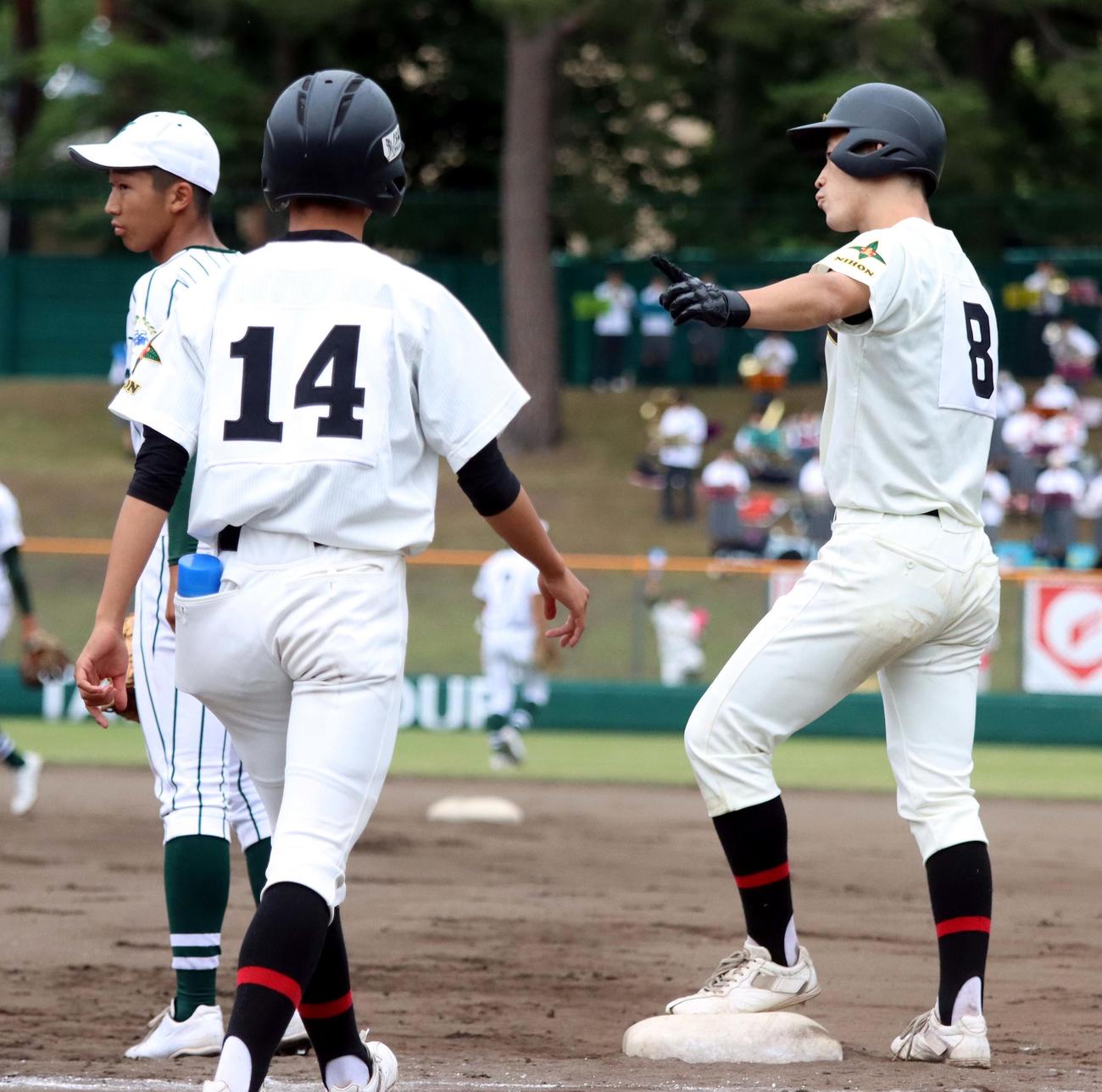 札幌日大対小樽双葉　6回札幌日大1死一、三塁、折霜が勝ち越しの遊撃強襲適時打を放ちベンチの声にこたえる（撮影・永野高輔）