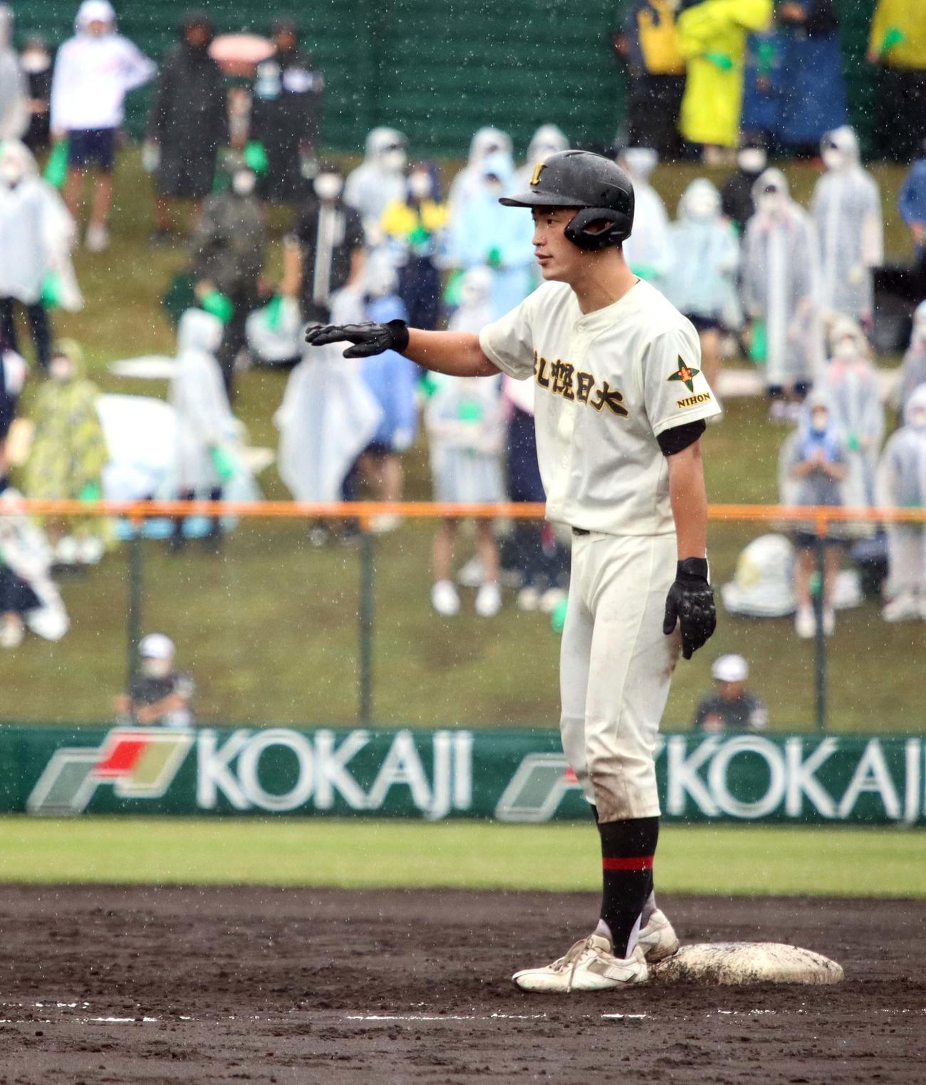 札幌日大対小樽双葉　7回札幌日大1死満塁、折霜が押し出し四球を選びベンチの声にこたえる（撮影・永野高輔）