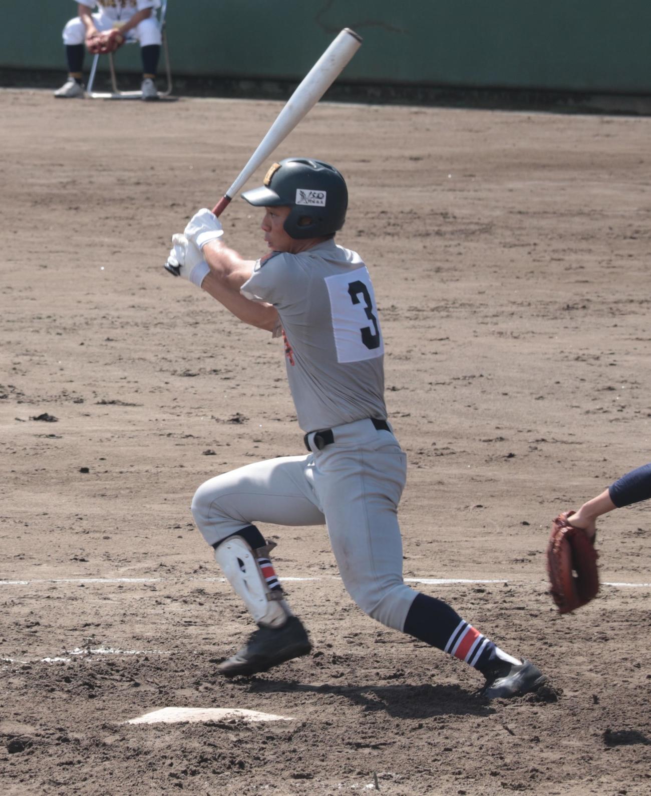 明学東村山対八王子学園八王子　3回裏八王子学園八王子無死、左中間へ三塁打を放つ主将の市橋優大（撮影・藤塚大輔）