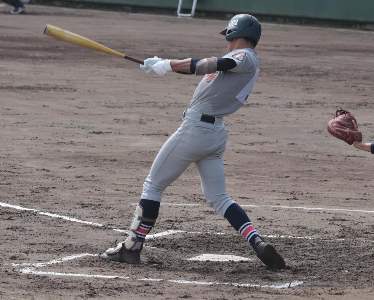 明学東村山対八王子学園八王子　1回裏八王子学園八王子2死一塁、右翼手の敵失を誘う飛球を放つ星野翔太（撮影・藤塚大輔）