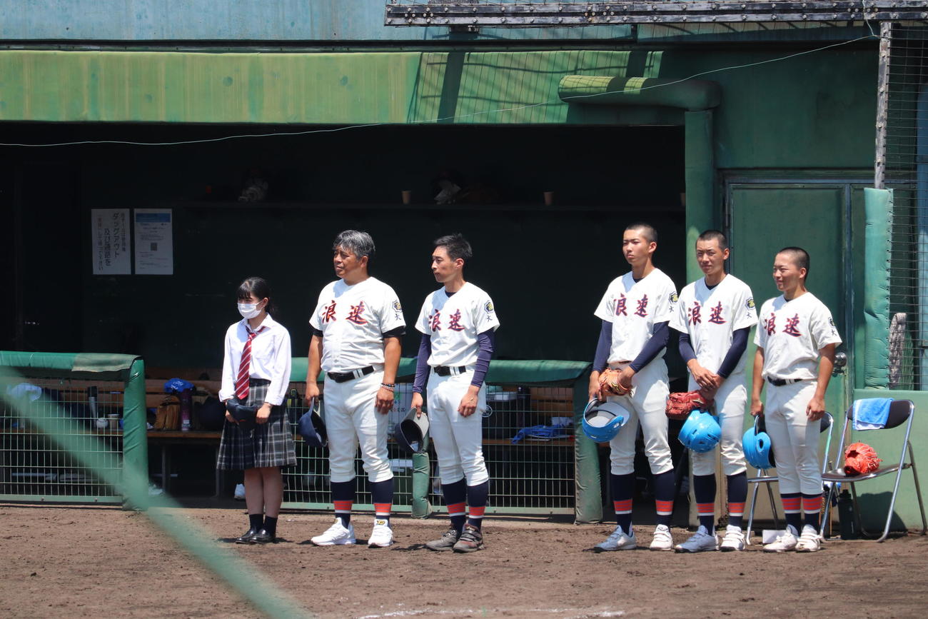 浪速対東住吉　試合終了後、選手を見守る遠山昭治監督（左から2番目）ら（撮影・竹本穂乃加）