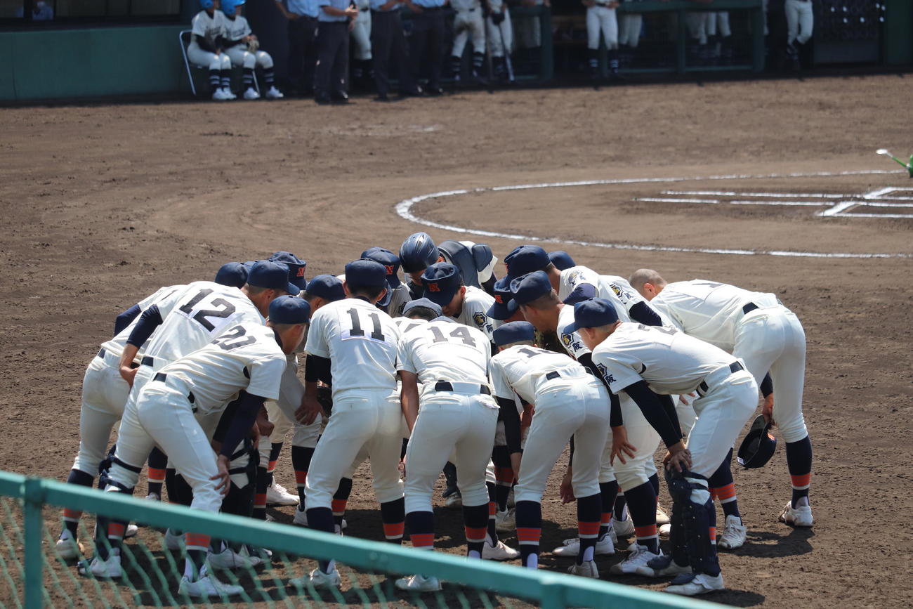 浪速対東住吉　試合中、円陣を組む浪速の選手（撮影・竹本穂乃加）