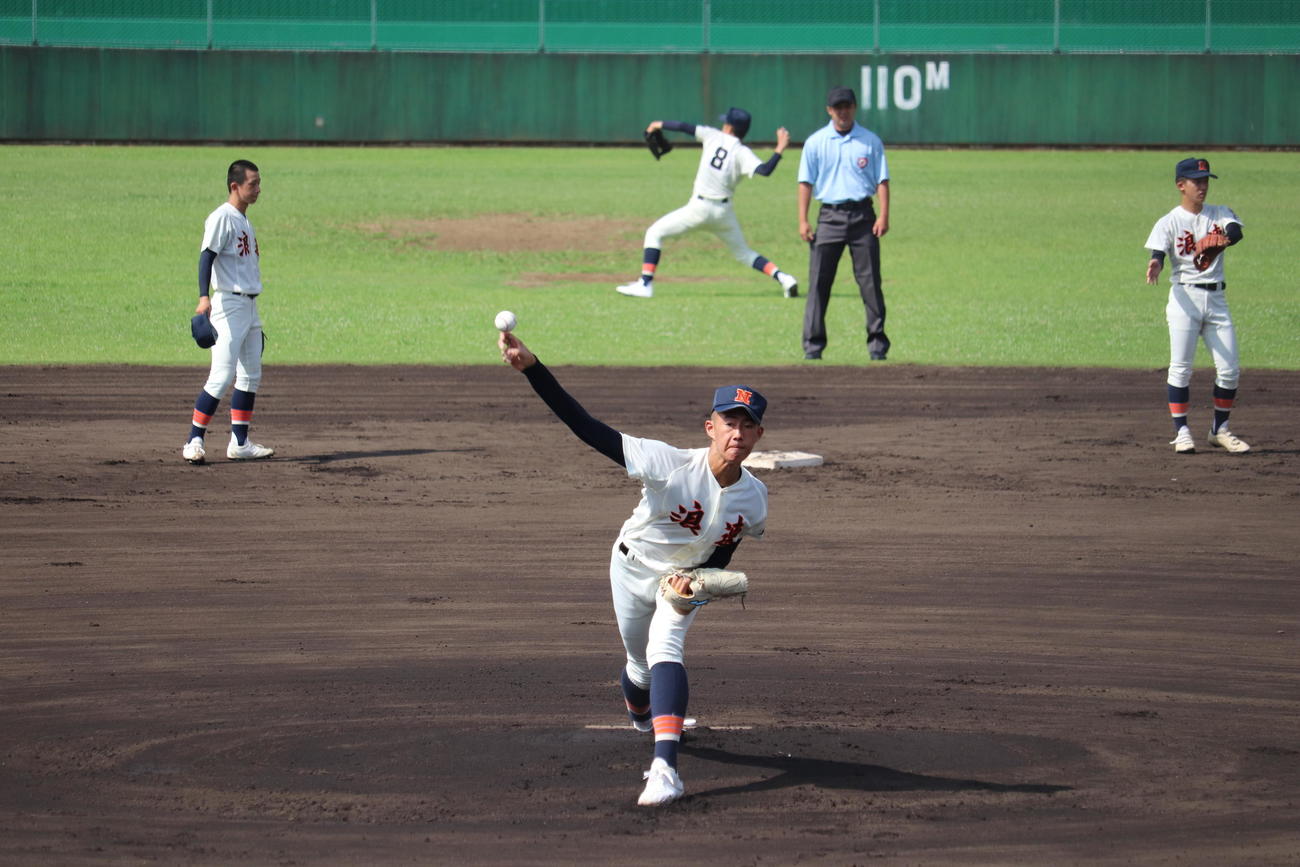 浪速対東住吉　完投した浪速・岸上虎太朗投手（撮影・竹本穂乃加）