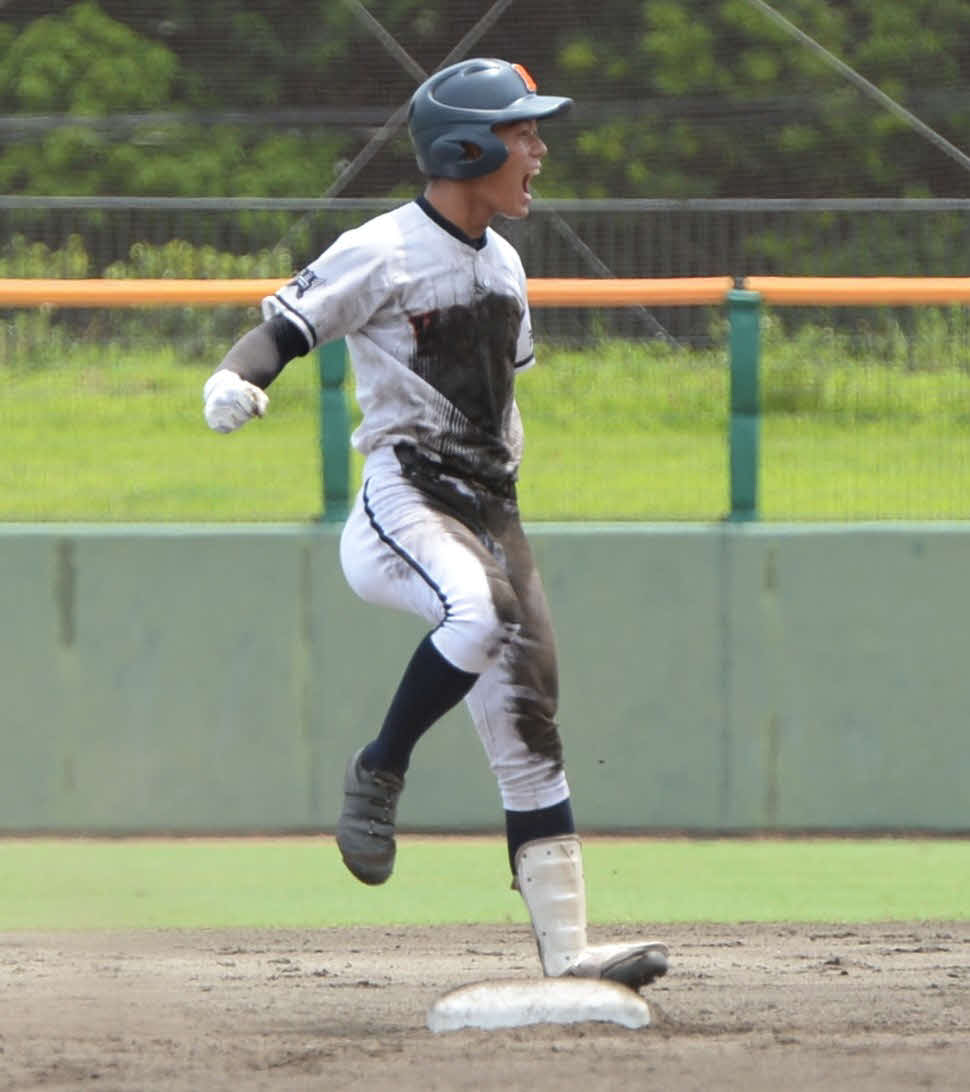 沖縄尚学対興南　3回に先制打を放ち、ベンチに向かって叫ぶ興南・仲程（撮影・只松憲）