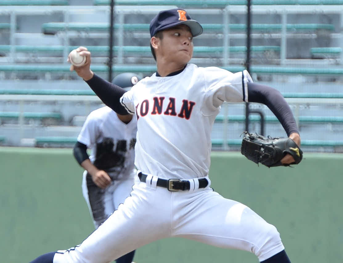 沖縄尚学戦に先発する興南・安座間（撮影・只松憲）