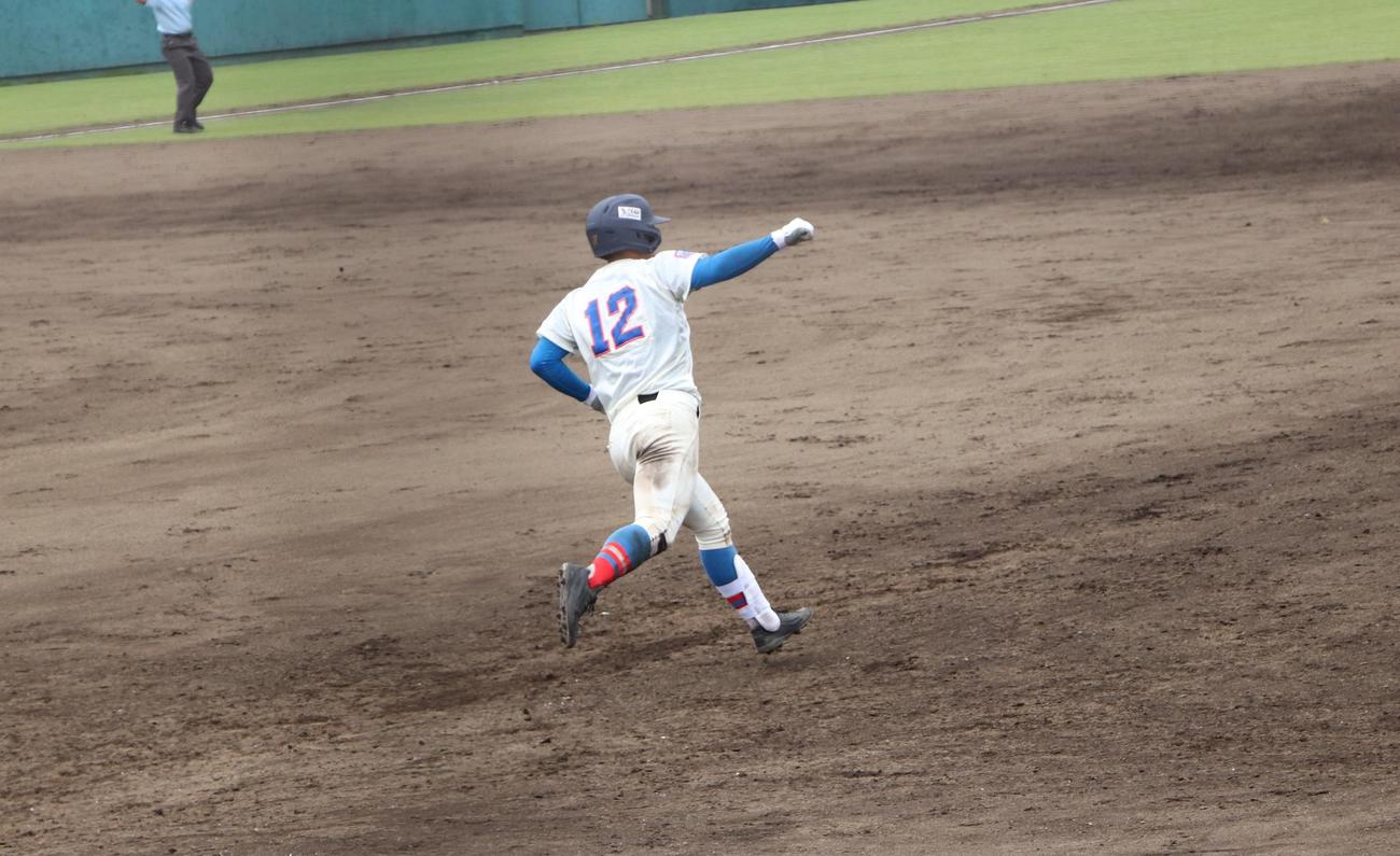 花咲徳栄対獨協埼玉　4回に満塁本塁打を放ちこぶしをつきあげてまわる吉原（撮影・星夏穂）