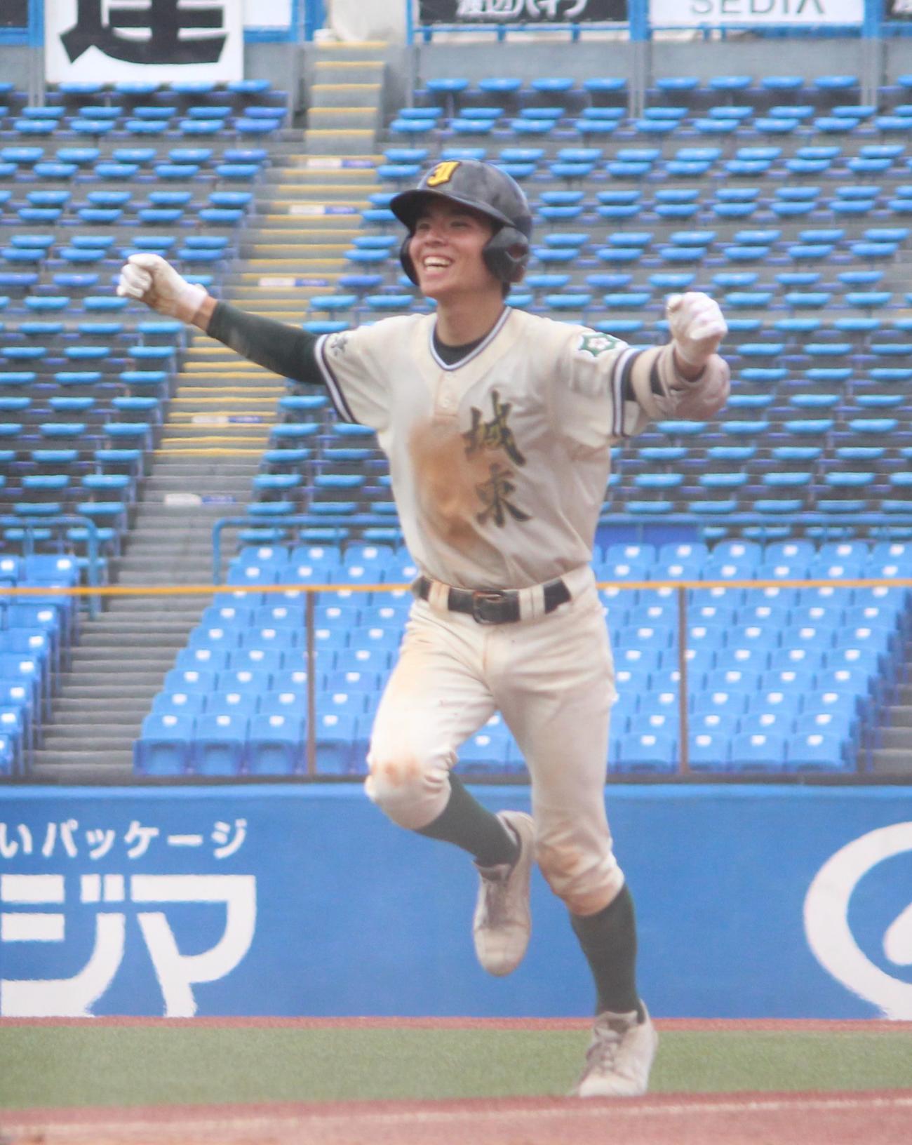 日本ウェルネス対城東　9回裏城東2死二塁、サヨナラの内野ゴロを放ちガッツポーズの高垣（撮影・保坂恭子）