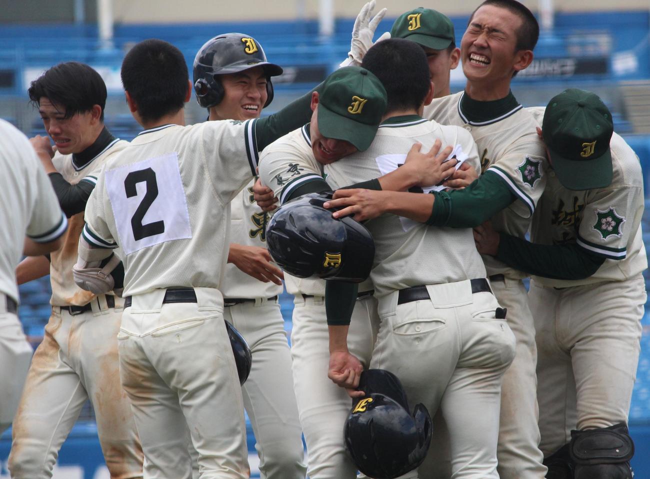 日本ウェルネス対城東　サヨナラ勝ちをおさめ、喜ぶ城東の選手たち（撮影・保坂恭子）