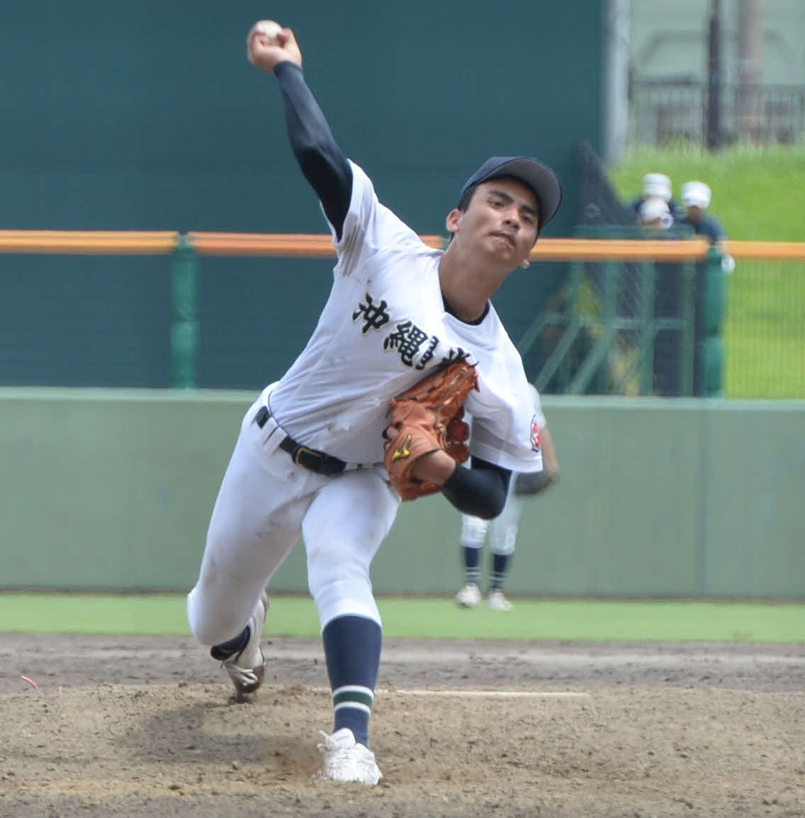 沖縄尚学対興南　2番手で登板する沖縄尚学・東恩納（撮影・只松憲）