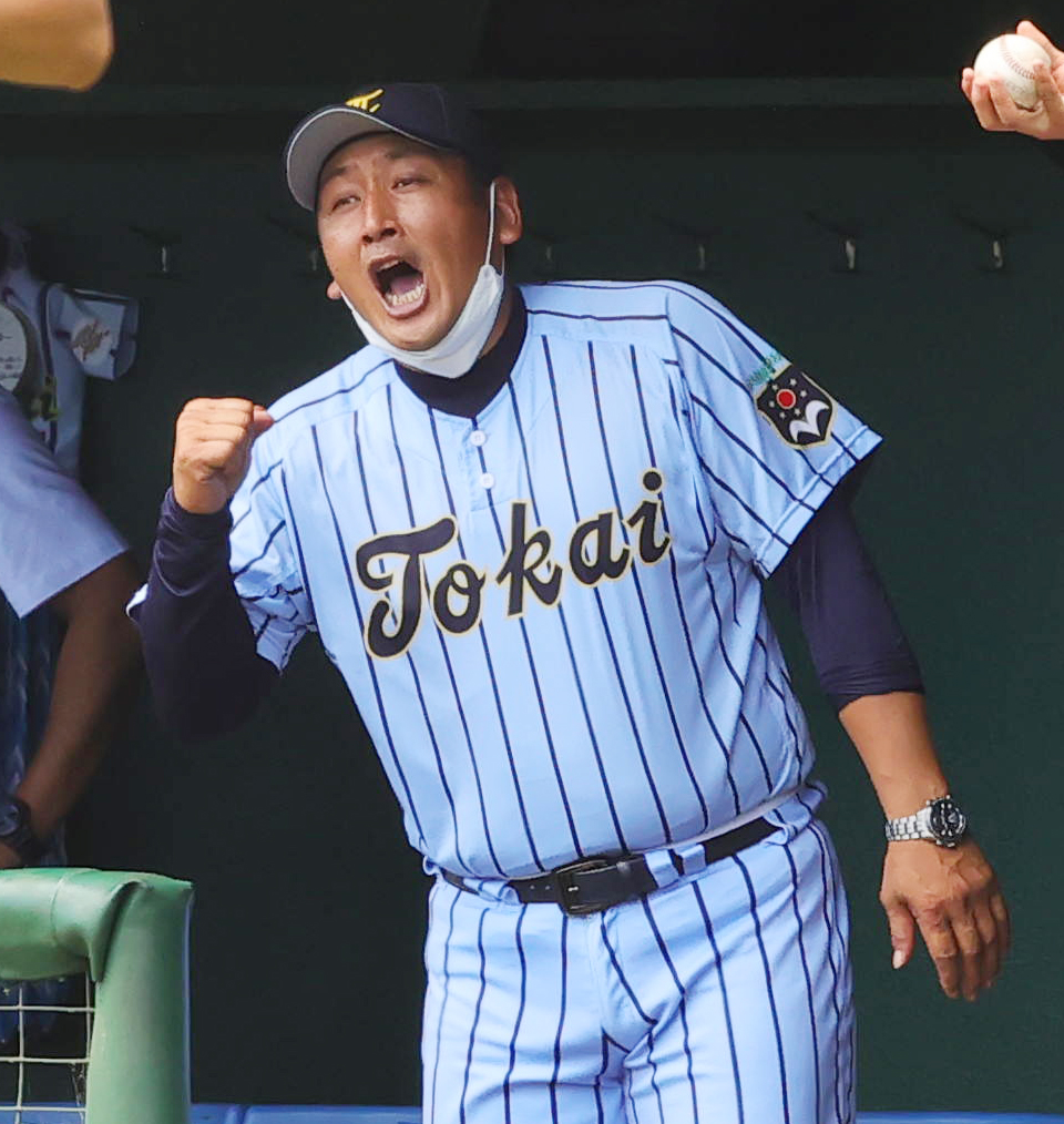 ベンチから選手に声を掛ける東海大相模・原監督（撮影・野上伸悟）