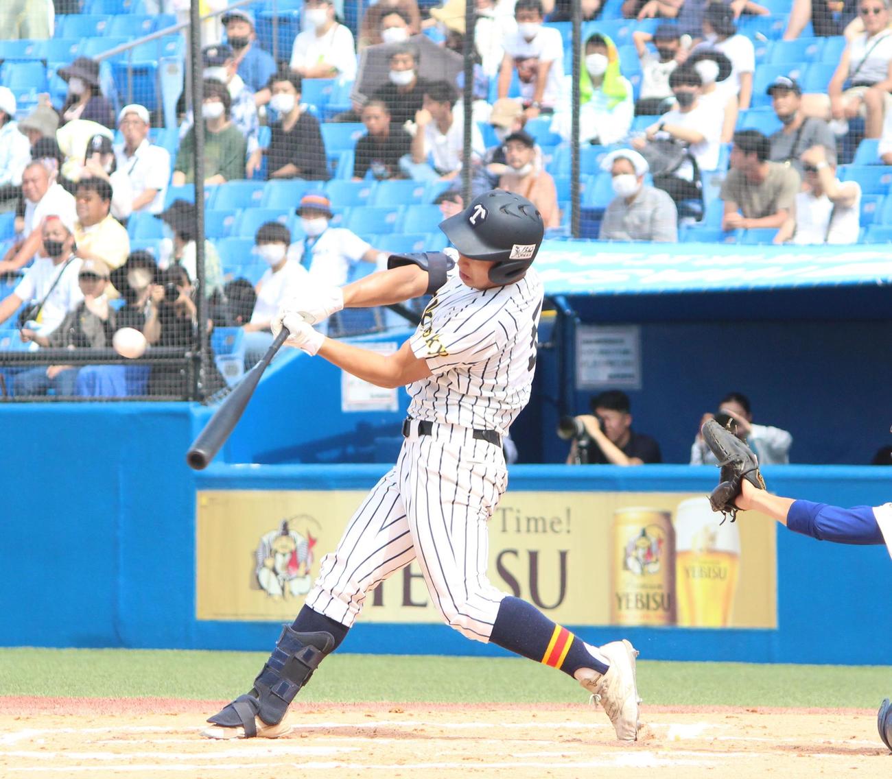 帝京1回裏、先頭で三塁打を放つ小島慎也（撮影・保坂恭子）