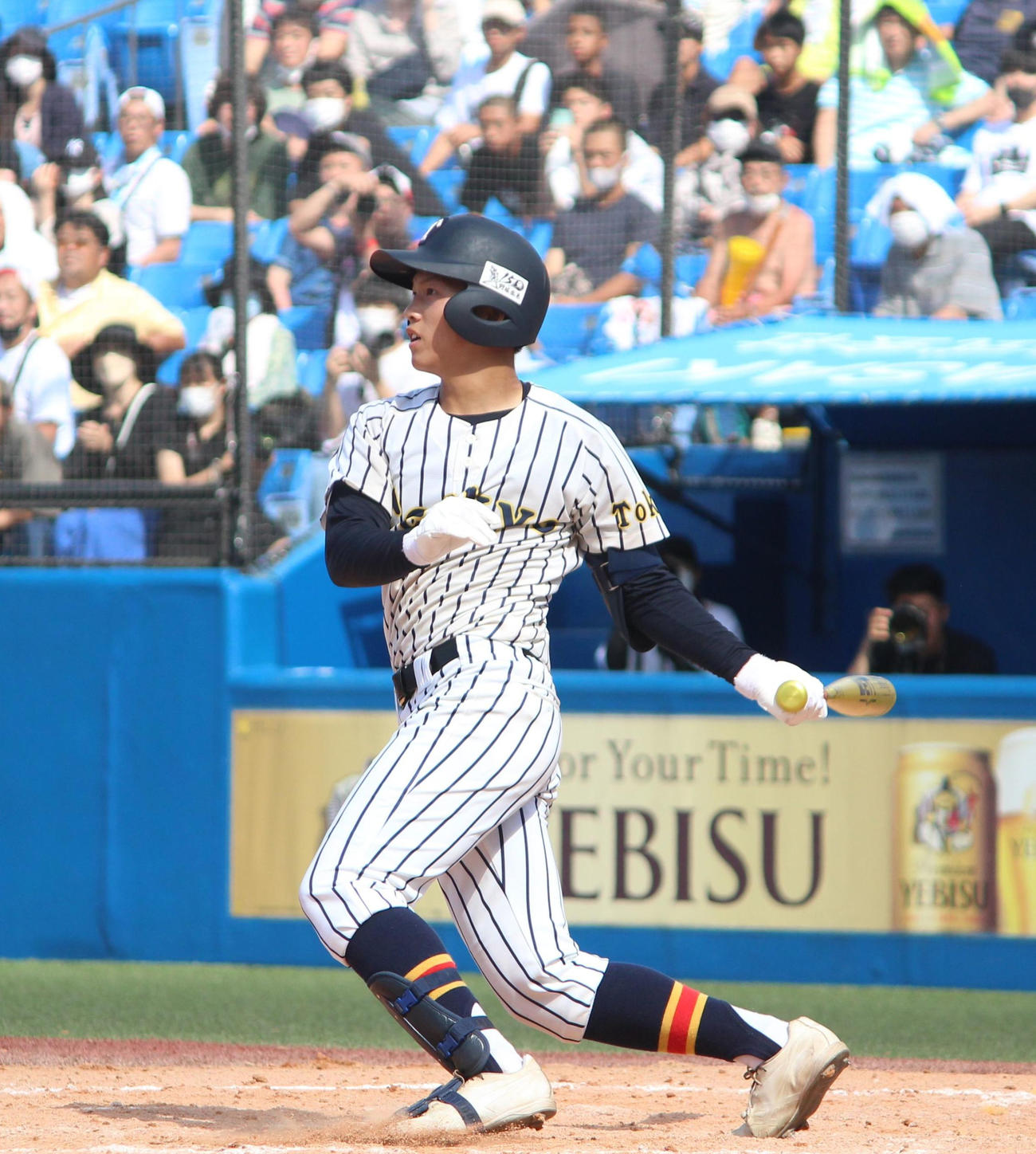 4回裏帝京2死満塁で勝ち越しの適時二塁打を放つ本村千夏良（撮影・保坂恭子）