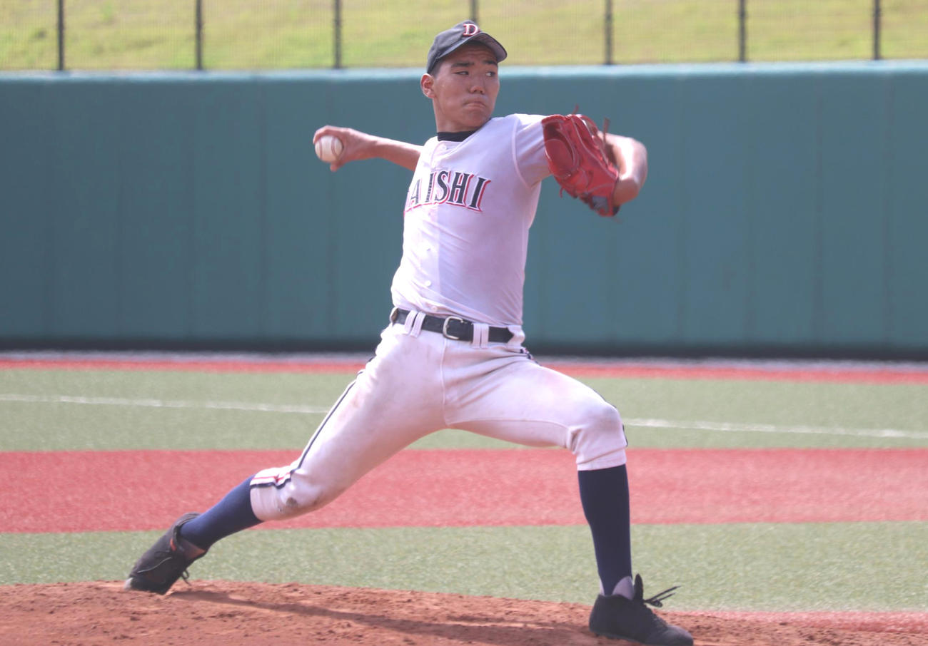 慶応戦に先発し、力投する大師・沢田寛太（撮影・阿部泰斉）