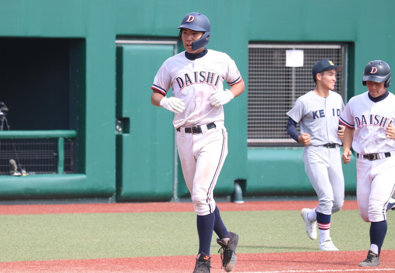 試合終了となり、整列に向かう大師・沢田（撮影・阿部泰斉）