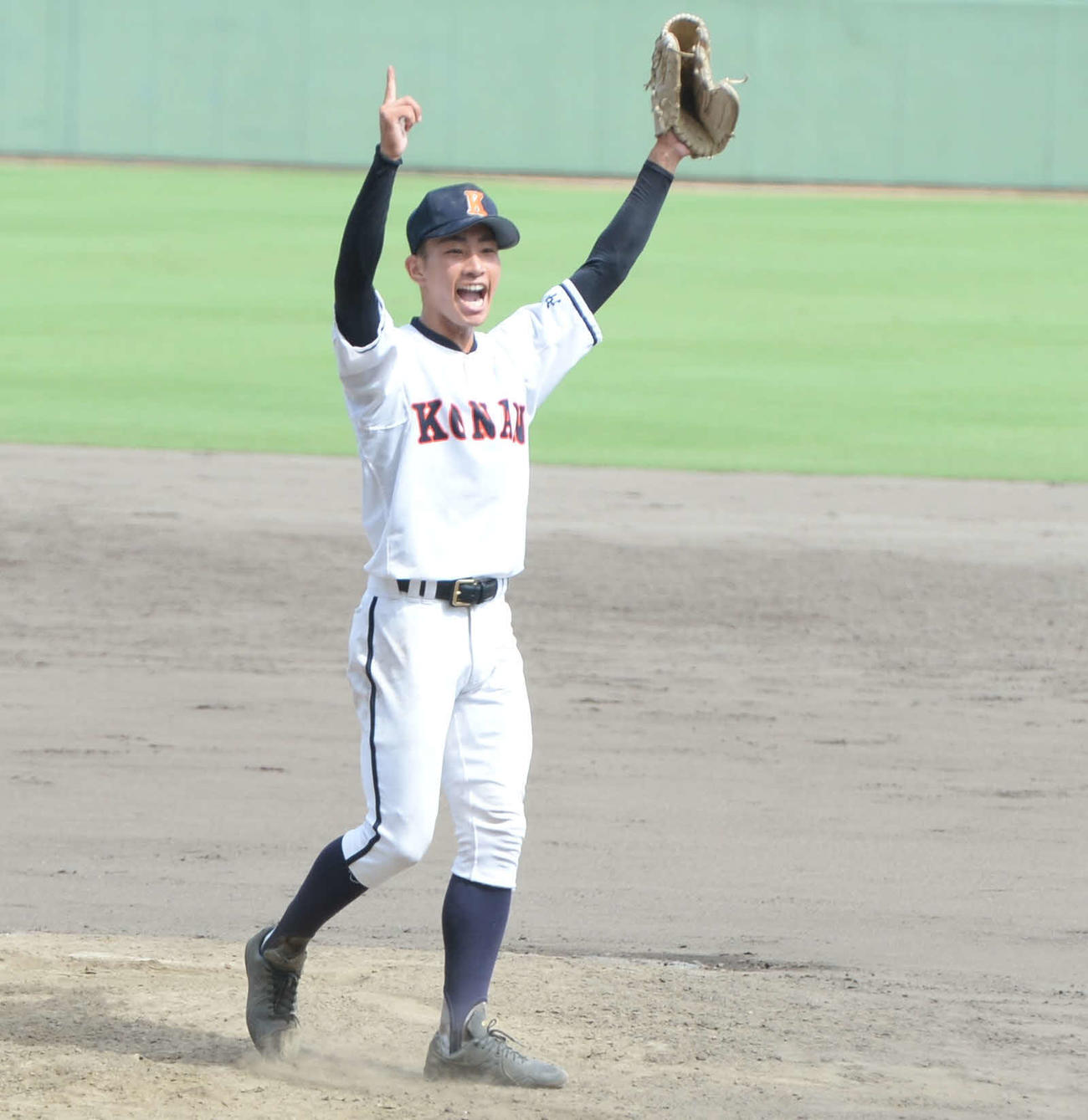 甲子園出場を決め、指を天に突き上げる興南のエース生盛（撮影・只松憲）