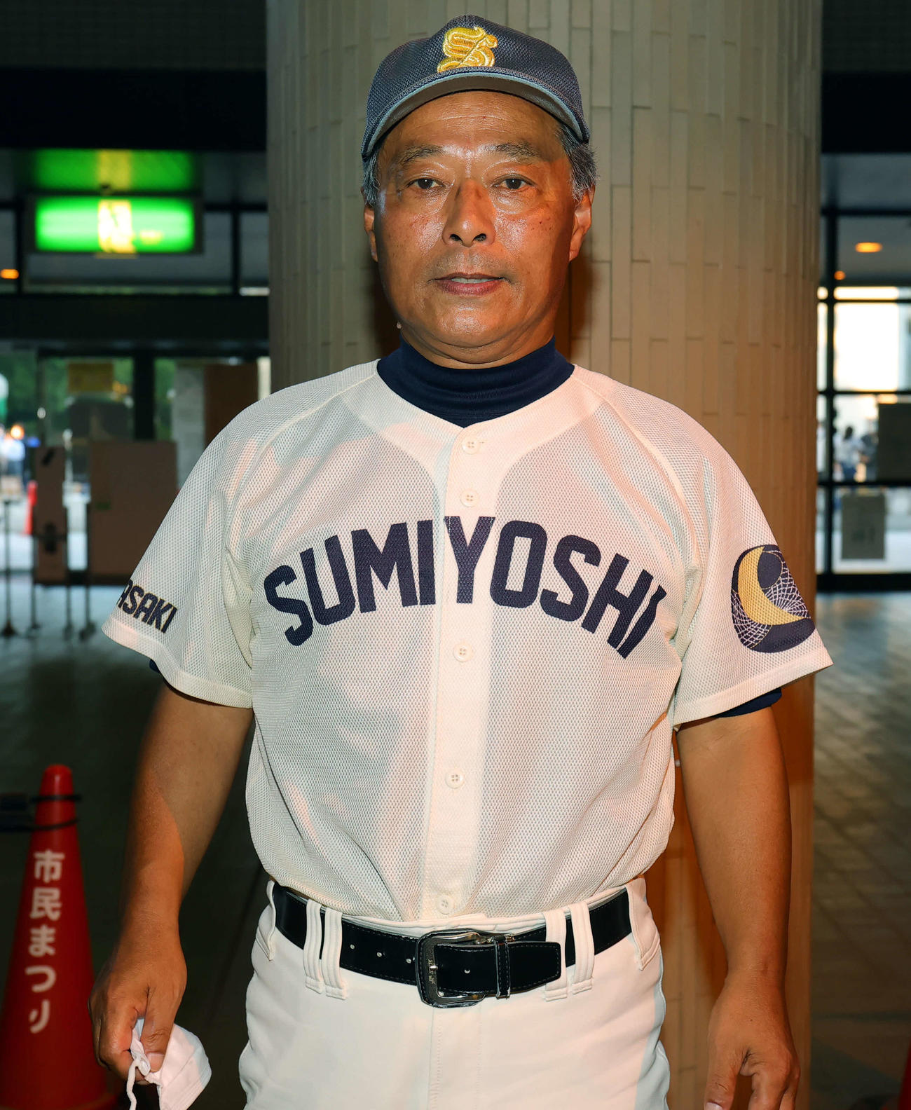 住吉対横浜南陵　今大会を最後に勇退する住吉・白石監督（撮影・野上伸悟）