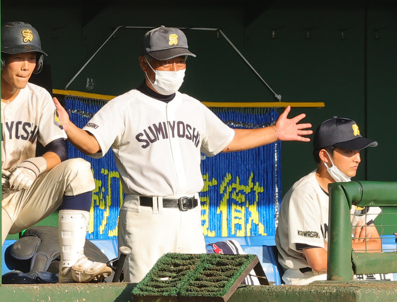 住吉対横浜南陵　選手に指示を出す住吉・白石監督（撮影・野上伸悟）