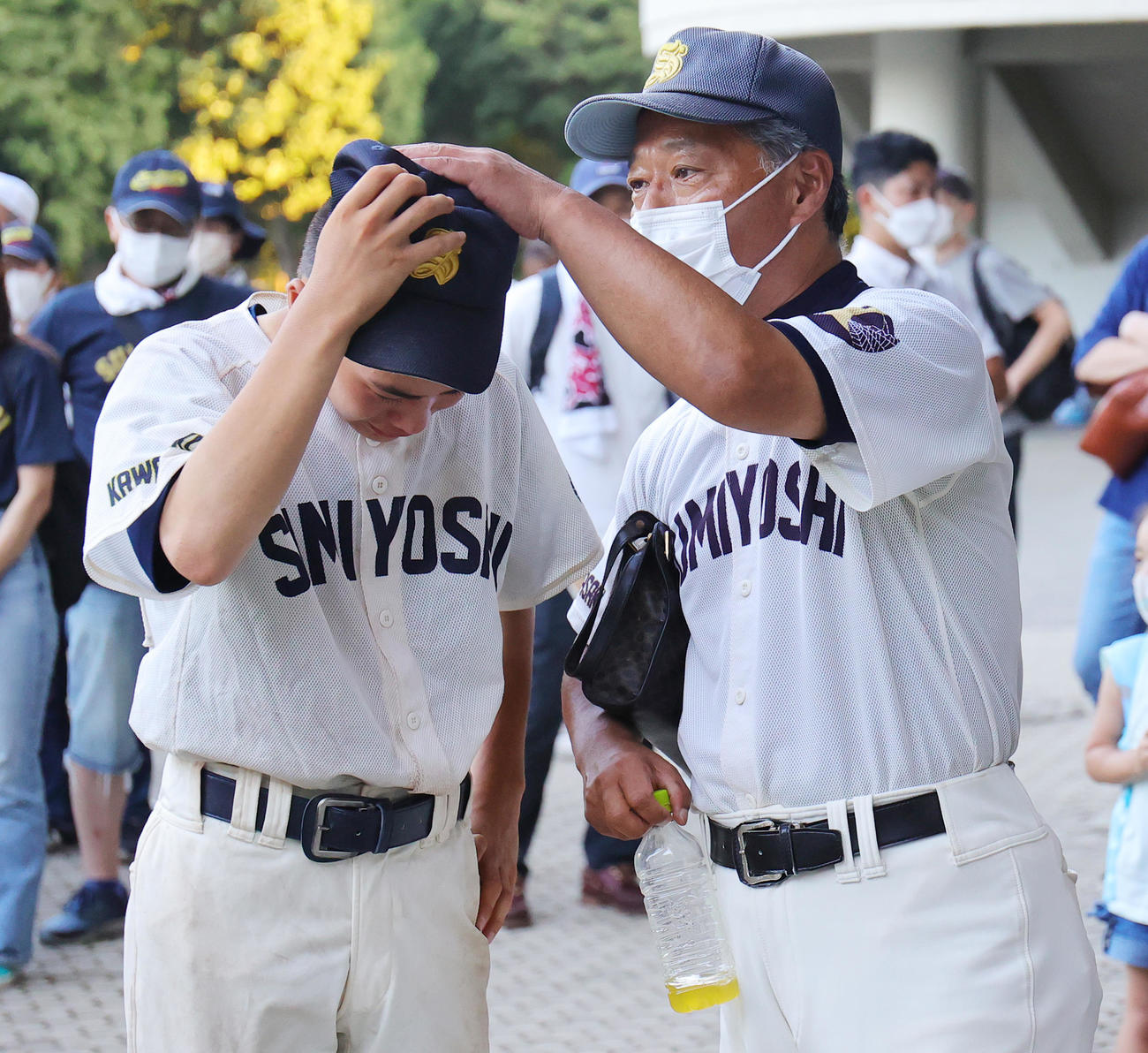 住吉対横浜南陵　今大会を最後に勇退する住吉・白石監督（右）は、延長サヨナラ負けに涙する岡をねぎらう＝（撮影・野上伸悟）